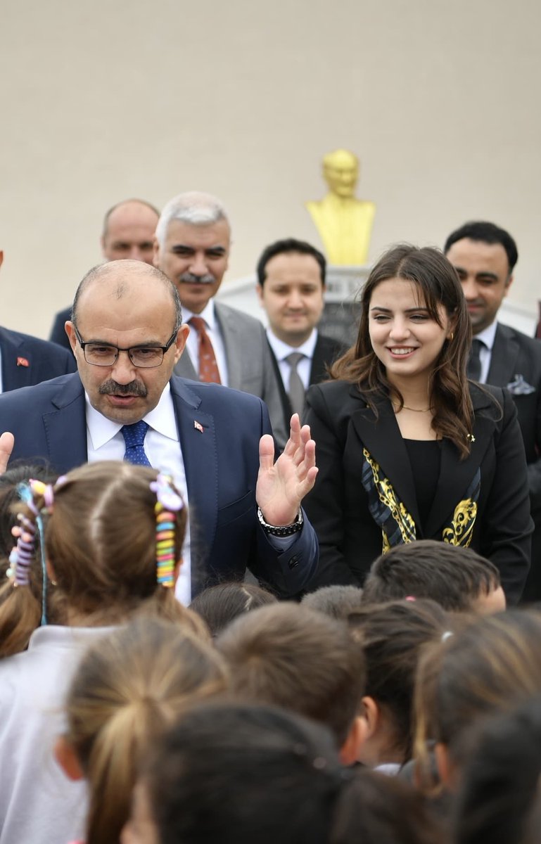 Himayelerinde çalışma şansına nail olduğum, Marmara Kaymakamlığı vekâlet görevim boyunca her daim desteğini hissettiğim Sayın Valimiz İsmail Ustaoğlu’na saygılarımı arz ederim.