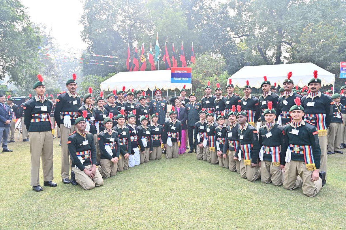 adgpi's tweet photo. NCC Cadets at #ArmyHouse
#GeneralUpendraDwivedi, #COAS and #MrsSunitaDwivedi, President #AWWA, warmly welcomed National Cadet Corps, #NCC cadets at #ArmyHouse.
#COAS interacted with the cadets and discussed the important role of NCC in national unity and social cohesion. He spoke to the cadets on the importance of discipline, perseverance, hard work and leadership in shaping their future destinies.
#COAS also felicitated selected achiever cadets to motivate them. Sharing experiences from his own life, he exhorted all cadets to imbibe India's time tested values and excel in all walks of life.
#IndianArmy
@DefenceMinIndia
@SpokespersonMoD
@HQ_IDS_India
@HQ_DG_NCC