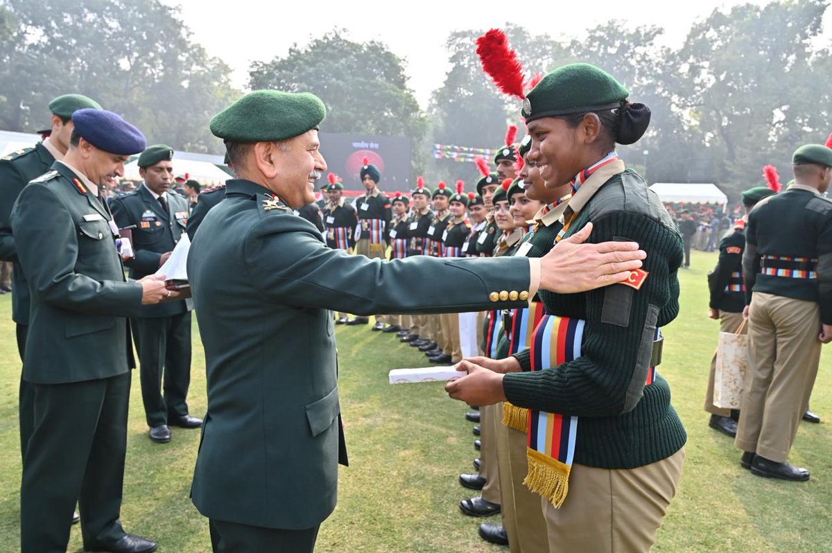 adgpi's tweet photo. NCC Cadets at #ArmyHouse
#GeneralUpendraDwivedi, #COAS and #MrsSunitaDwivedi, President #AWWA, warmly welcomed National Cadet Corps, #NCC cadets at #ArmyHouse.
#COAS interacted with the cadets and discussed the important role of NCC in national unity and social cohesion. He spoke to the cadets on the importance of discipline, perseverance, hard work and leadership in shaping their future destinies.
#COAS also felicitated selected achiever cadets to motivate them. Sharing experiences from his own life, he exhorted all cadets to imbibe India's time tested values and excel in all walks of life.
#IndianArmy
@DefenceMinIndia
@SpokespersonMoD
@HQ_IDS_India
@HQ_DG_NCC
