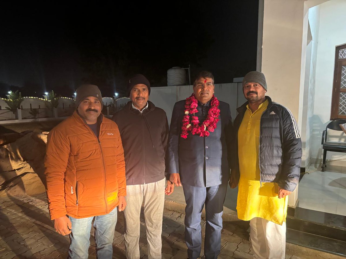 ram_niwass's tweet photo. महोबा जिले में जिला चुनाव अधिकारी के रूप में देर रात आगमन पर नवनिर्वाचित मंडल अध्यक्ष चरखारी नगर श्री अमित पटैरिया जी, जिला प्रतिनिधि श्री कैलाश ताम्रकार जी, द्वारा चरखारी में स्वागत एवं अभिनन्दन किया हमनें शुभकामनाएं देकर उनके सफल कार्यकाल की शुभकामनाएं दी I 
#PMOIndia #pmomodi https://t.co/ZXA8Yb4dky
