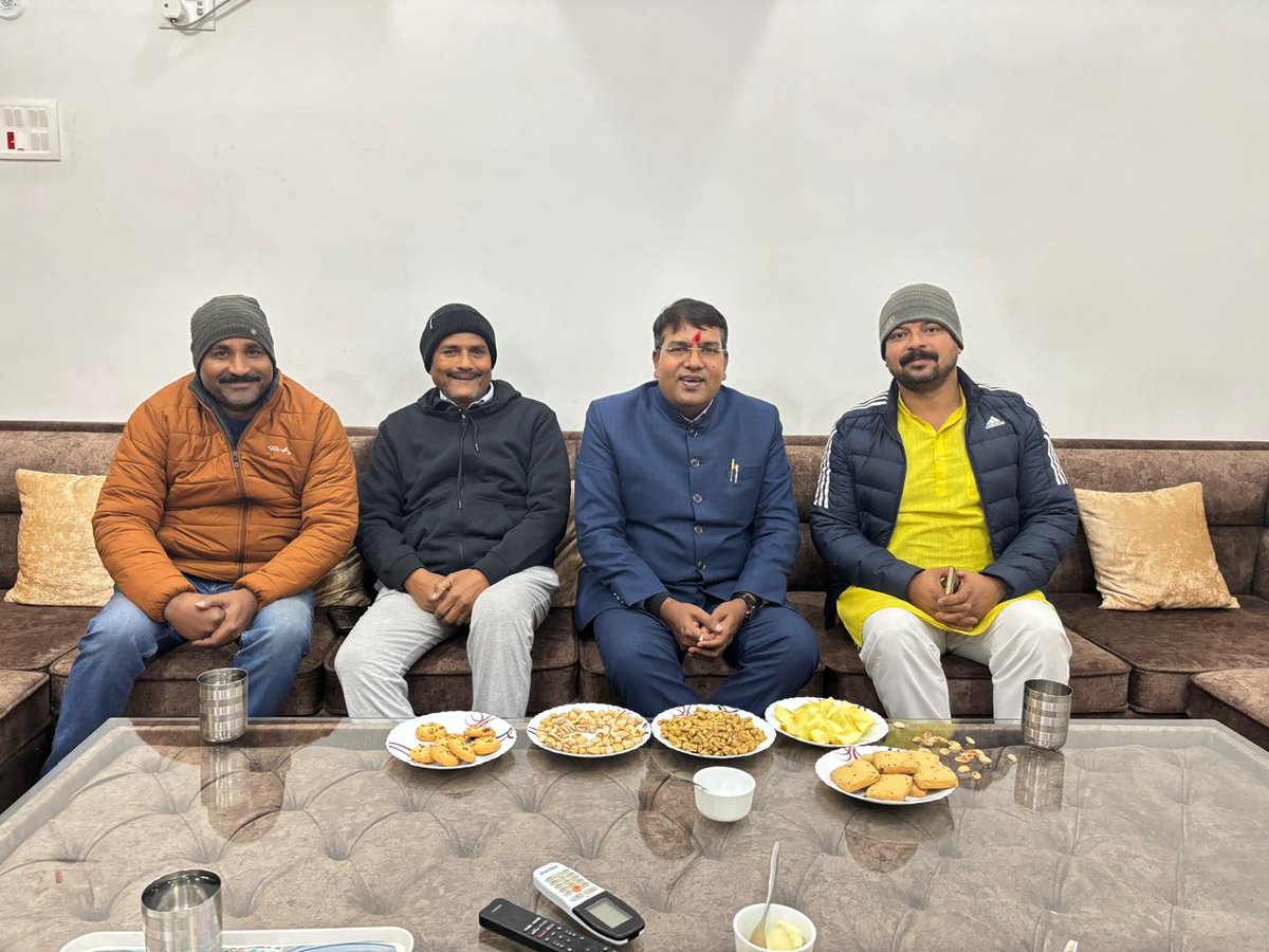 ram_niwass's tweet photo. महोबा जिले में जिला चुनाव अधिकारी के रूप में देर रात आगमन पर नवनिर्वाचित मंडल अध्यक्ष चरखारी नगर श्री अमित पटैरिया जी, जिला प्रतिनिधि श्री कैलाश ताम्रकार जी, द्वारा चरखारी में स्वागत एवं अभिनन्दन किया हमनें शुभकामनाएं देकर उनके सफल कार्यकाल की शुभकामनाएं दी I 
#PMOIndia #pmomodi https://t.co/ZXA8Yb4dky