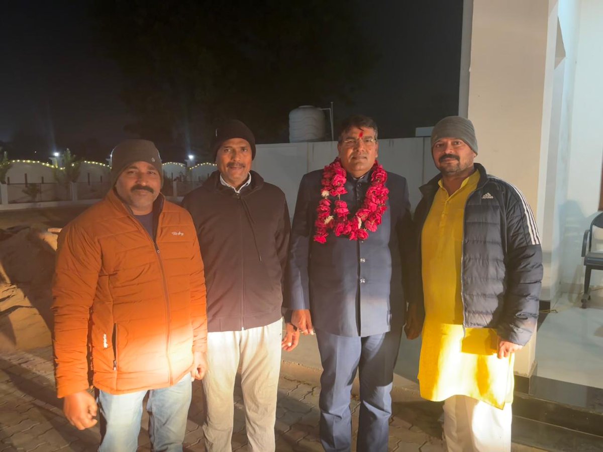 ram_niwass's tweet photo. महोबा जिले में जिला चुनाव अधिकारी के रूप में देर रात आगमन पर नवनिर्वाचित मंडल अध्यक्ष चरखारी नगर श्री अमित पटैरिया जी, जिला प्रतिनिधि श्री कैलाश ताम्रकार जी, द्वारा चरखारी में स्वागत एवं अभिनन्दन किया हमनें शुभकामनाएं देकर उनके सफल कार्यकाल की शुभकामनाएं दी I 
#PMOIndia #pmomodi https://t.co/ZXA8Yb4dky
