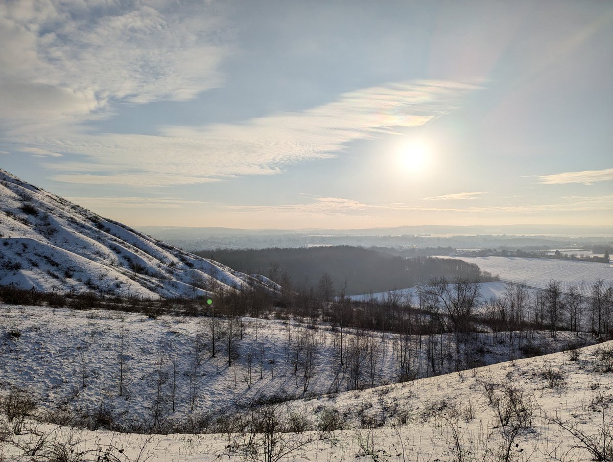 karadext's tweet photo. En haut des terrils de Loos-en-Gohelle,
Atmosphère intemporelle avec la Fosse 13, mémoire des mineurs en sommeil,
Et en contrebas, notre Bollaert.⛏️💎❤️💛
#Lens #Terrils #Histoire #RCLens https://t.co/Ims9WPykU3