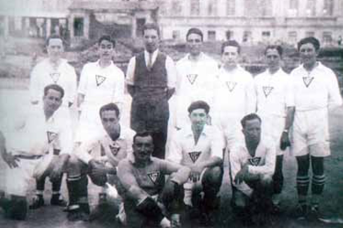 Un día como hoy en 1930 el Club Universitario fue refundado como Liga Deportiva Universitaria 🥺💪

Este grupo de estudiantes soñadores, liderado por Bolívar León, inició un nuevo capítulo para nuestra Institución 🔴⚪️

#VamosLIGA #ReyDeCopas