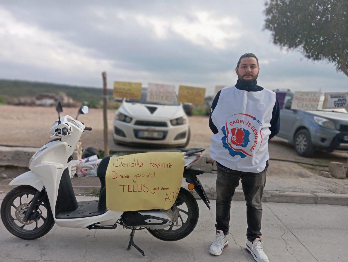 kilavuzyayin's tweet photo. Uydurma iddialarla işten atılan Telus işçisi ve Çağrı İş sendikası temsilcisi Hasan Hüseyin, direnişinin ikinci gününde.

Sendikal örgütlenmeyi baskıyla engellemeye çalışan Telus patronunun karşısında işçiler mücadele ediyor.

Kazanana kadar mücadele sürecek. https://t.co/s9FdbYZLJo