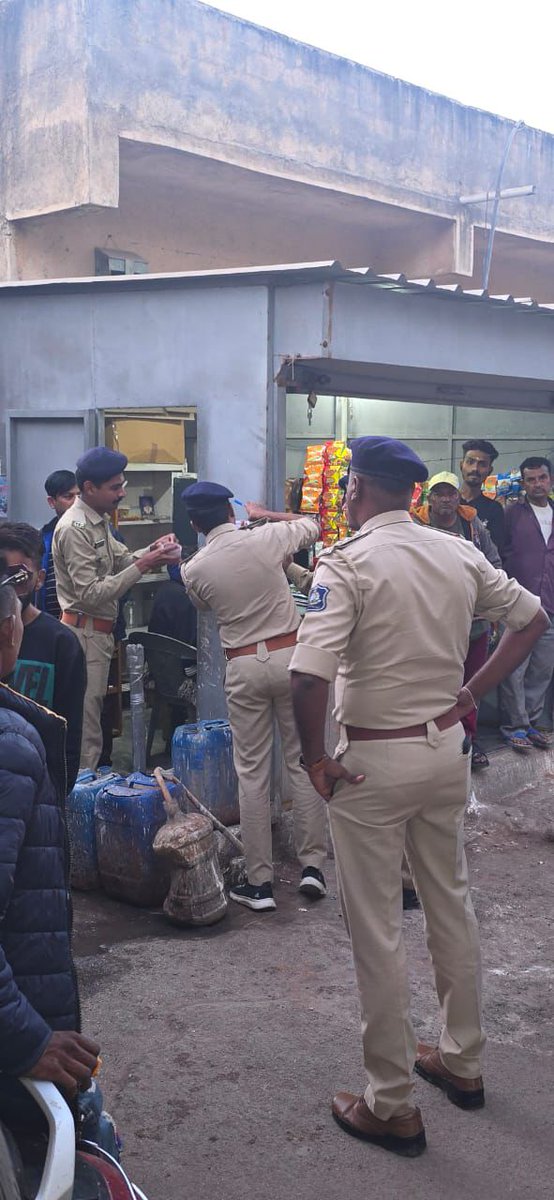 ચાઇનીઝ દોરી અને તુક્કલનો ઉપયોગ કરવો કે વેચાણ કરવું પ્રતિબંધિત છે અને સજાપાત્ર ગુનો બને છે. આવી જોખમયુક્ત વસ્તુઓનું ઉત્પાદન/સંગ્રહ/વેચાણ/ઉપયોગ કરનાર વિરૂધ્ધ કડક કાર્યવાહી અંગે પેમ્પ્લેટ વિતરણ કરી ફ્લેગ માર્ચ કરી લોક જાગૃતિ કરતી પ્રભાસ પાટણ પોલીસ. તા. 11/01/2025
<a href="/sanghaviharsh/">Harsh Sanghavi</a>