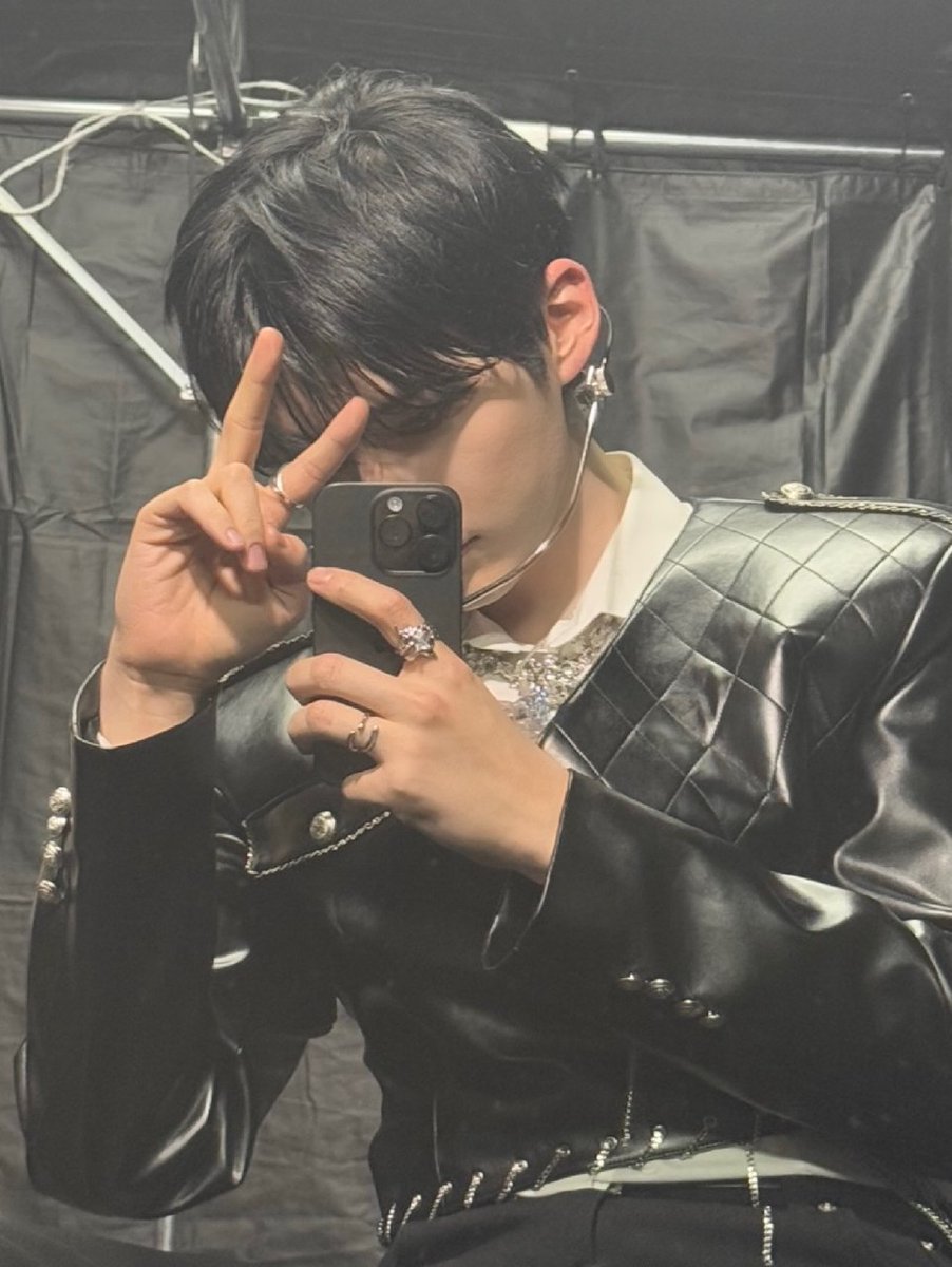 Mirror selfies never looked this sharp.