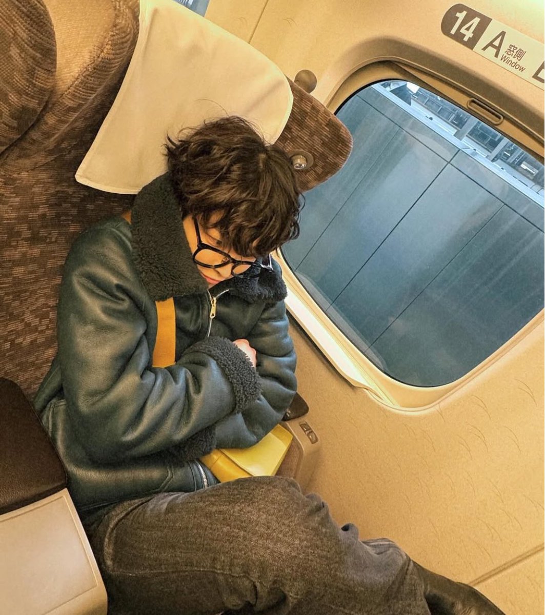 good morning, pretties! long time no see— i’ve been keeping busy and trying to stay sane lately. also it’s fuckin cold and i’d rather stay curled up in bed all day long so that doesn’t help. 😞 hope everyone has a good weekend!