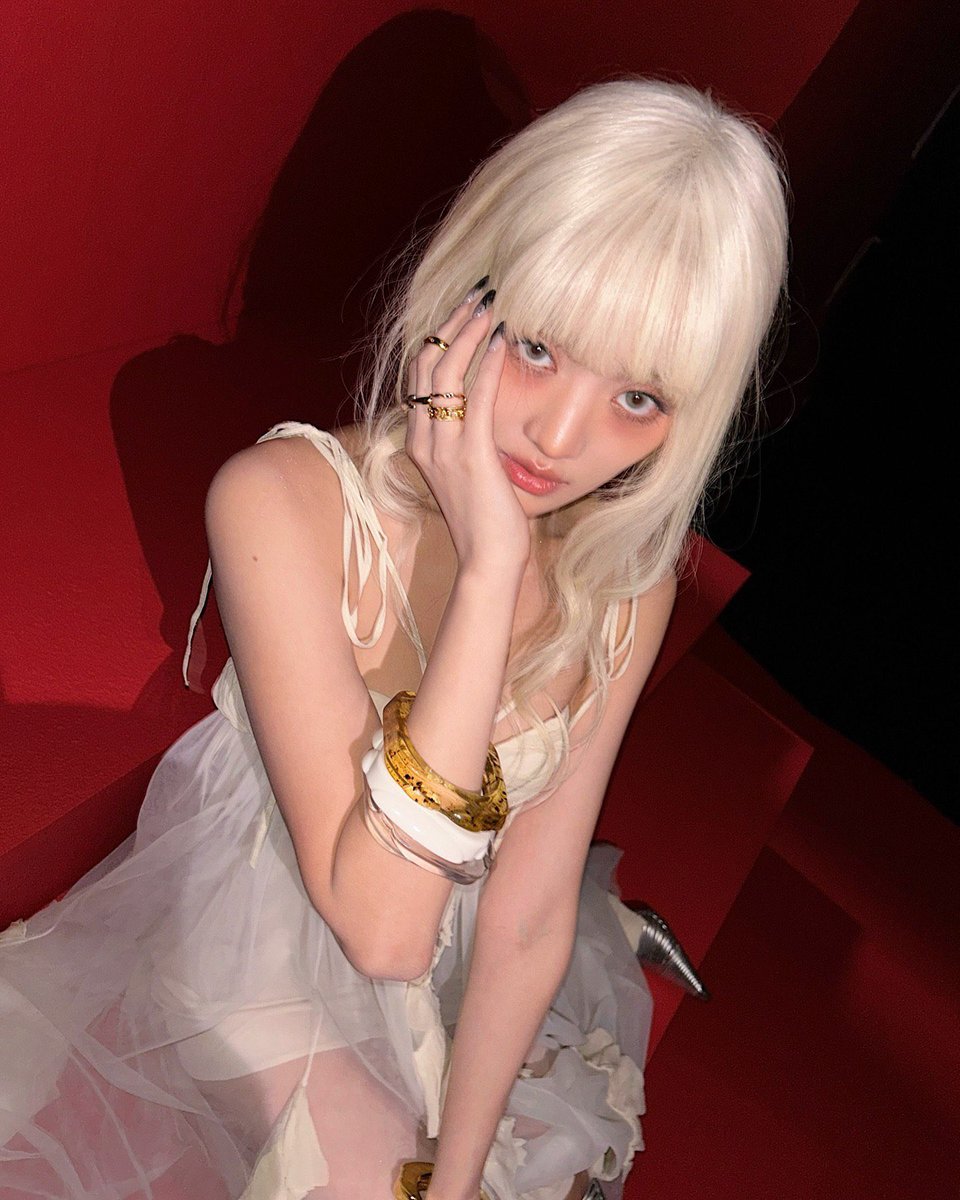 hourlyminniee's tweet image. SHE’S SO HOT