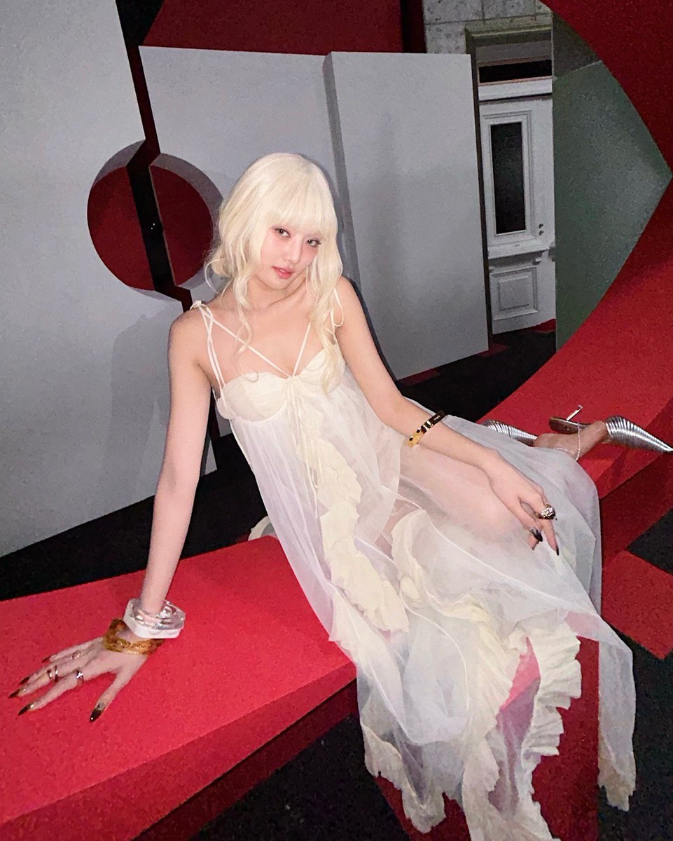 hourlyminniee's tweet image. SHE’S SO HOT