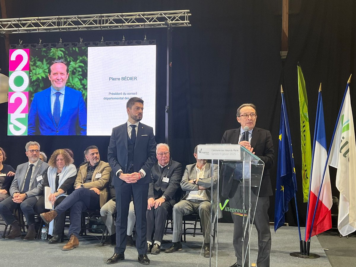 pierre_bedier's tweet photo. À Villepreux pour une très belle cérémonie des vœux où nous étions nombreux autour de @JBHamonic, maire entreprenant et investi pour sa commune, et en présence du Ministre @jnbarrot. Que de belles réalisations et de beaux projets. Bonne année aux Villepreusiens ! https://t.co/yyuUWQTiOk