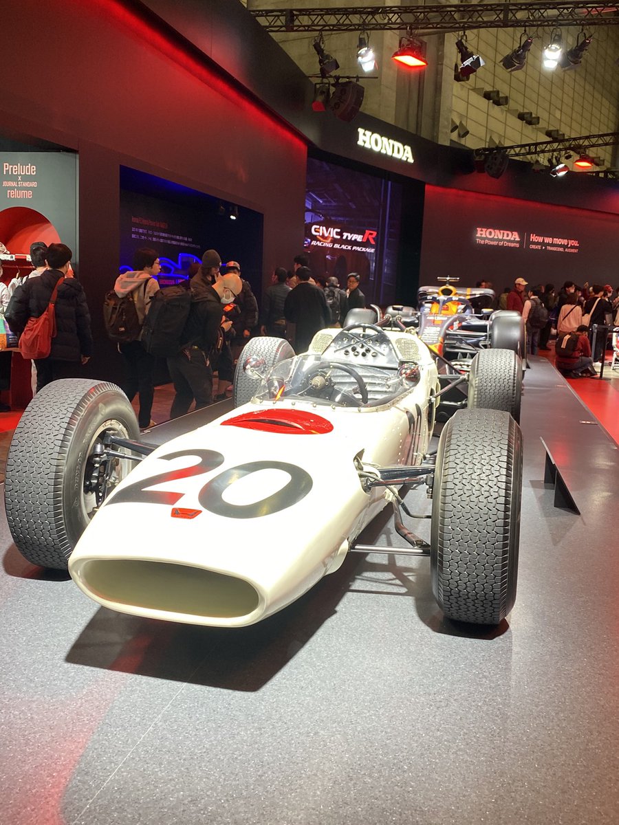 nuu_gk's tweet photo. 日本初のF1、ホンダのRA271。後に並んでレッドブル。RA271は実際にデモランもしたみたい!あとで動画をさがして音聴きに行こう…♪
#tokyoautosalon #東京オートサロン #ホンダ #RA271 #車好きと繋がりたい https://t.co/hxXAf4N4PA