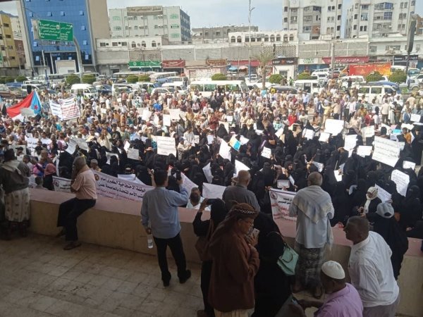 #عاجل

بسم الله الرحمن الرحيم 

*دعوة عامة للاحتجاج المطالب بالحقوق المدنية ورفض الاوضاع الاقتصادية الصعبة* 

أيها العمال أيها الموظفين 
في القطاعين العسكري والمدني والمختلط 
أيها المتقاعدون والمسرحون من أعمالهم ووظائفم 

بإسم القوى المدنية الجنوبية نكرر الدعوة لكافة أبناء شعبنا
