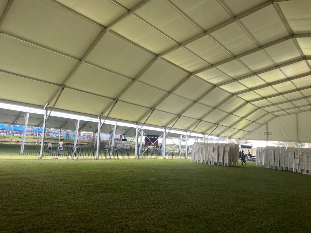 Fotogenix_UG's tweet photo. #Mak75thGrad is loading and we are ready. 🎓📚👏 https://t.co/a3LGai37eE