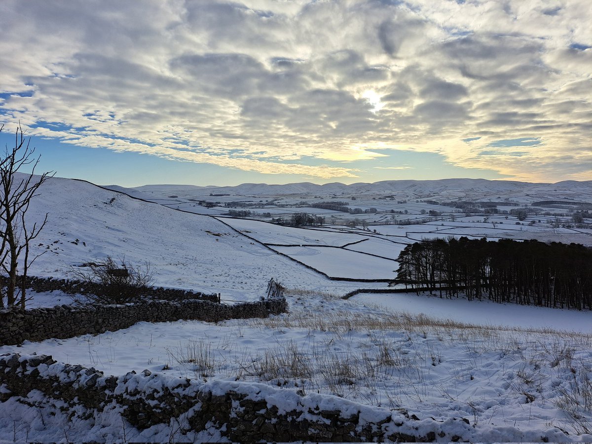 NWAmb_CRTJane's tweet photo. Today I was in Appleby with @Kerrysr1 assessing our amazing #Volunteers #CFR #ECFRS A chilly drive as I arrived in #Cumbria with -6 degrees showing on part of my drive 🥶 @NWAmbulance @NWAmb_Volunteer @ApplebyCFRGroup 
 Thank you for all that you do 💚🚑💗 🙏 https://t.co/SZiiZUqgLg