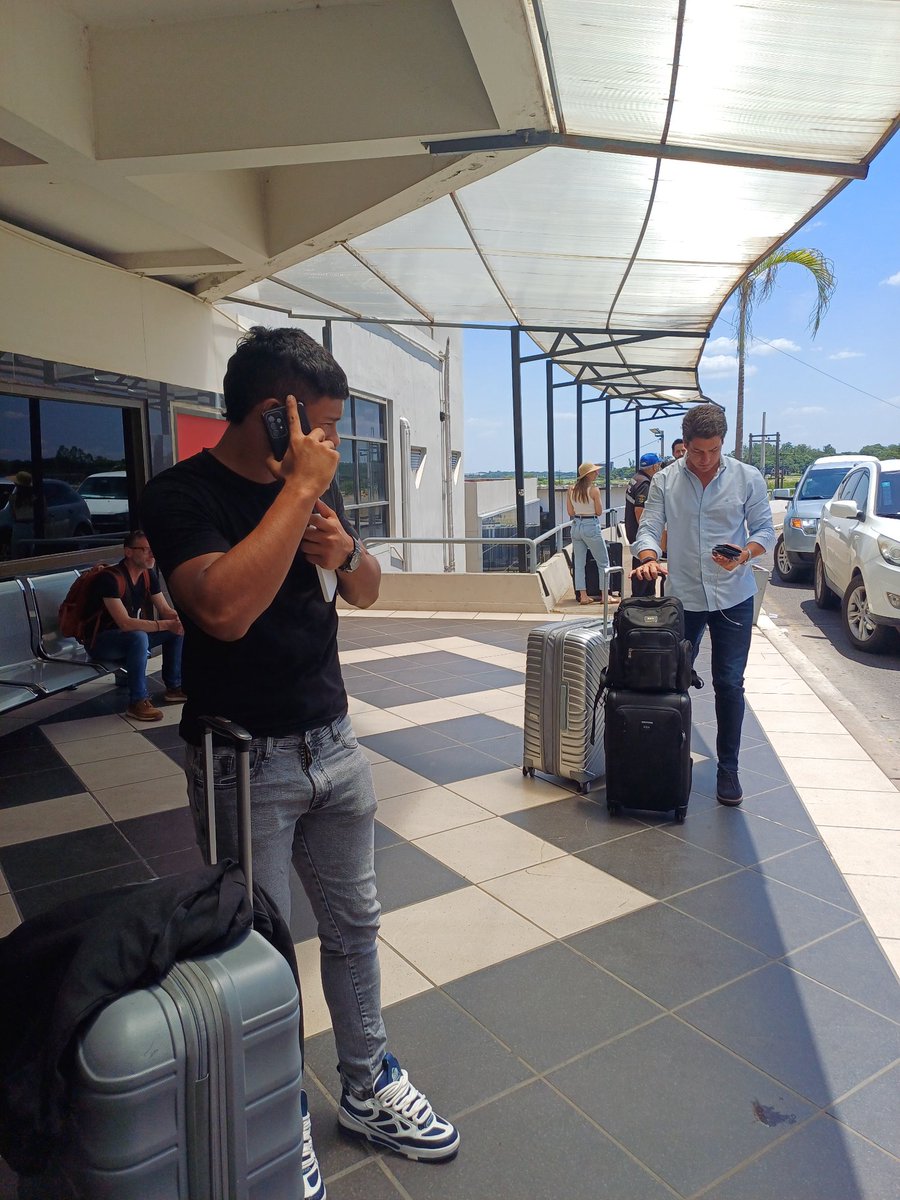 Renato Bittar, representante de Diego León viaja junto a Juan Carlos Pettengill vicepresidente de Cerro Porteño. #DeportesUNO 
Facebook #redeportescom
