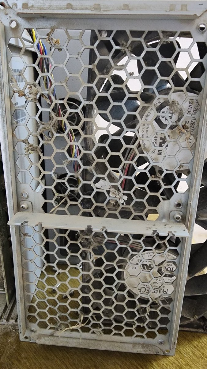 KaspaPulse's tweet image. 📢 I received my #KS3M miner from @IceRiverMiner hosting service, but it arrived in terrible condition (see images). The miner shows a complete lack of maintenance, which could severely impact its performance. This level of service is disappointing and unacceptable. #KASPA
