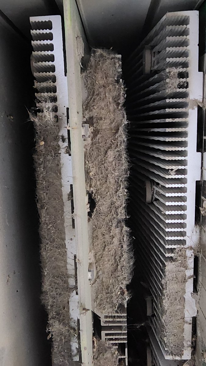 KaspaPulse's tweet image. 📢 I received my #KS3M miner from @IceRiverMiner hosting service, but it arrived in terrible condition (see images). The miner shows a complete lack of maintenance, which could severely impact its performance. This level of service is disappointing and unacceptable. #KASPA