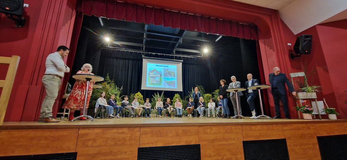 BrunetMichelle2's tweet photo. Présente ce matin pour représentée la Region @paysdelaloire, à la cérémonie des vœux de St Martin des Noyers suite à l'invitation de son maire Christophe Gouraud. Très bon moment de convivialité. Une commune pleine de vitalité et des projets. 
@C_MORANCAIS @AimerAgirPDL https://t.co/oFpVHQMRoM