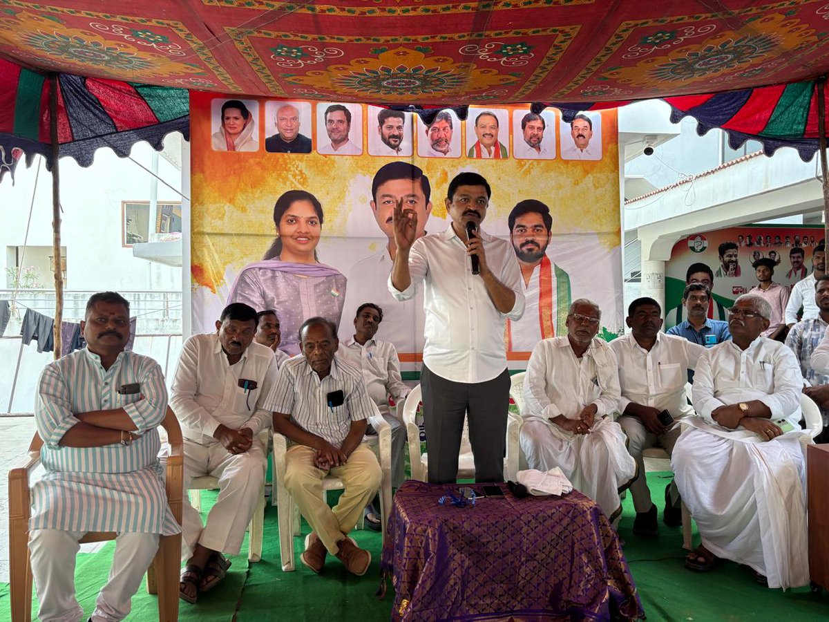 Parnika_Reddy_'s tweet photo. నారాయణ పేట్ జిల్లా మాజీ డీసీసీ అధ్యక్షులు శివకుమార్ రెడ్డి గారు శుక్రవారం నాడు నారాయణ పేట్ లో CVR భవన్ లో  నాయకులతో సన్నాహక సమావేశం నిర్వహించారు.  కష్టపడి పని చేసిన కార్యకర్తలకు రానున్న ఎన్నికల్లో తగిన గుర్తింపు ఉంటుందని అన్నారు. https://t.co/FbU99UCxpi