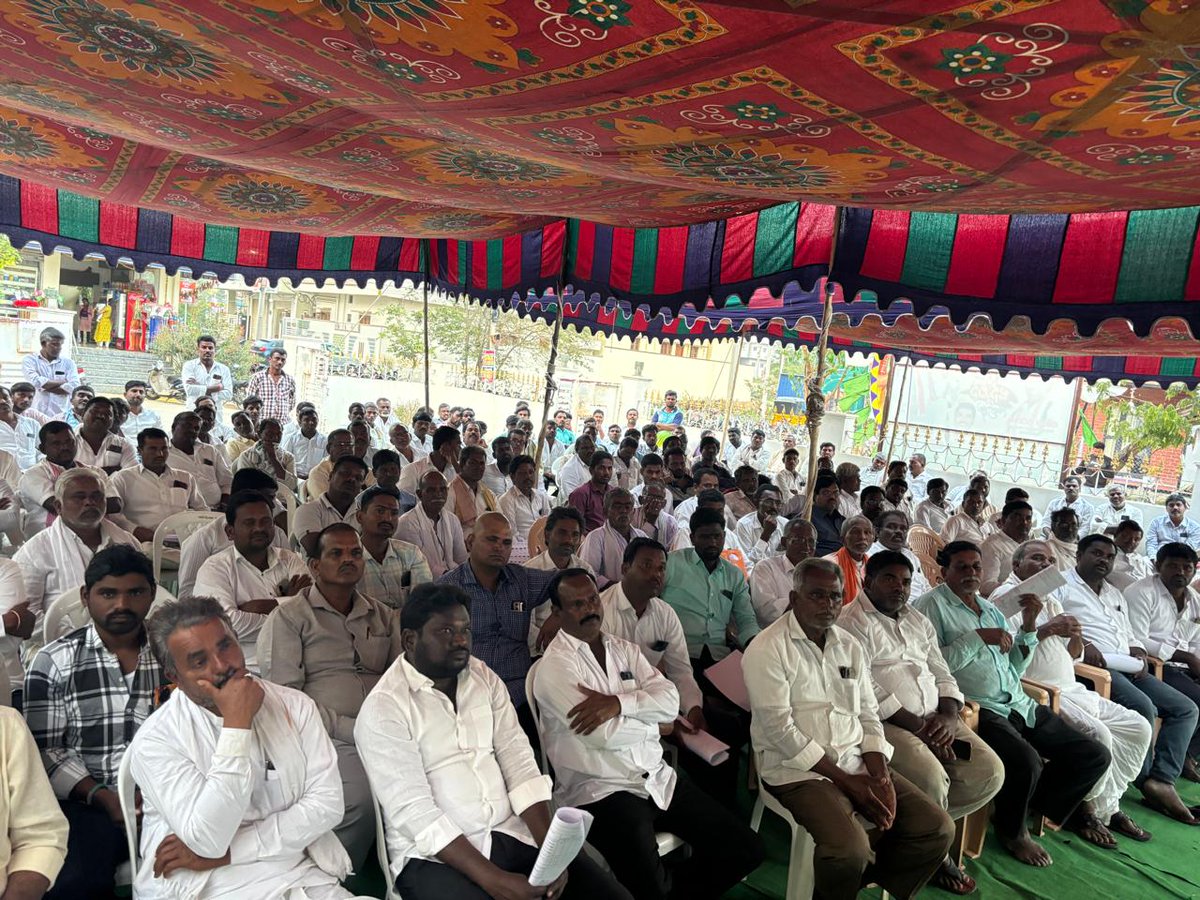 Parnika_Reddy_'s tweet photo. నారాయణ పేట్ జిల్లా మాజీ డీసీసీ అధ్యక్షులు శివకుమార్ రెడ్డి గారు శుక్రవారం నాడు నారాయణ పేట్ లో CVR భవన్ లో  నాయకులతో సన్నాహక సమావేశం నిర్వహించారు.  కష్టపడి పని చేసిన కార్యకర్తలకు రానున్న ఎన్నికల్లో తగిన గుర్తింపు ఉంటుందని అన్నారు. https://t.co/FbU99UCxpi