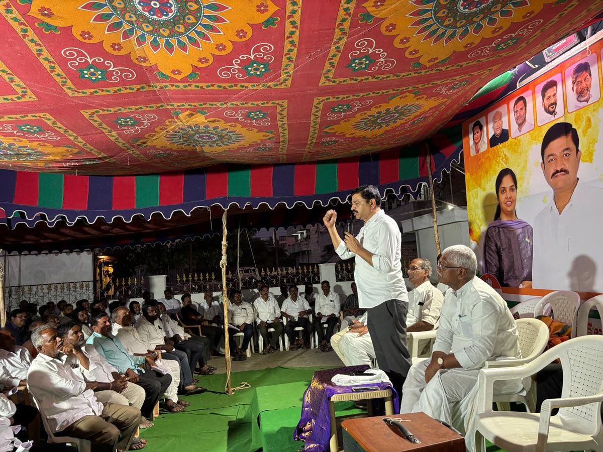 Parnika_Reddy_'s tweet photo. నారాయణ పేట్ జిల్లా మాజీ డీసీసీ అధ్యక్షులు శివకుమార్ రెడ్డి గారు శుక్రవారం నాడు నారాయణ పేట్ లో CVR భవన్ లో  నాయకులతో సన్నాహక సమావేశం నిర్వహించారు.  కష్టపడి పని చేసిన కార్యకర్తలకు రానున్న ఎన్నికల్లో తగిన గుర్తింపు ఉంటుందని అన్నారు. https://t.co/FbU99UCxpi