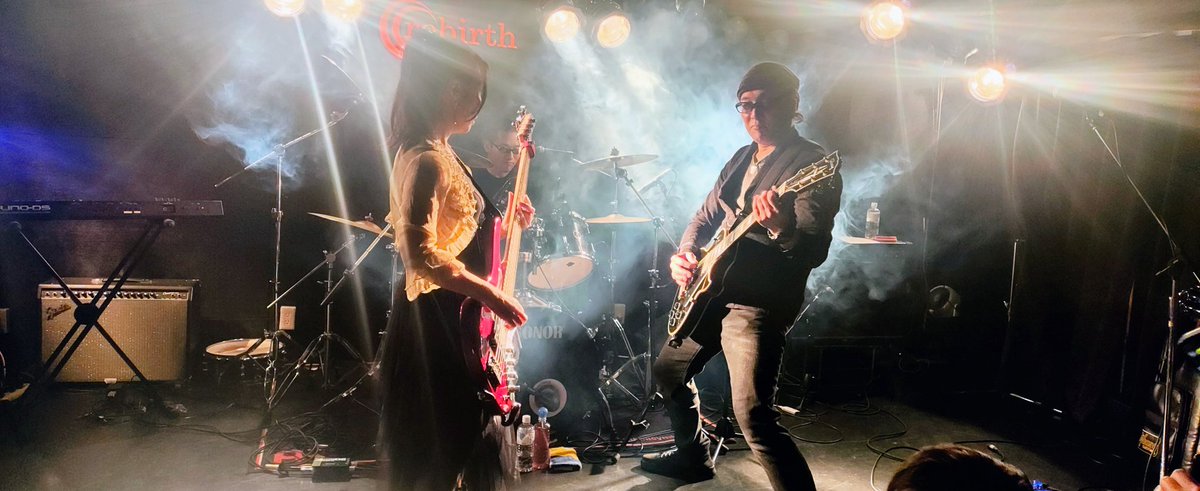 daisukepride's tweet photo. そして 普段はプリプリトリビュートのジュリアンハニーで活動されてるyayoさんご夫妻のバンドも応援しました👏それを見守るプリバンドのレジェンドの図も✨
Vocalのエマさんも感情爆発で本当に良かった👏
その名は
#EMAGINATION https://t.co/bQdG6PgIMU