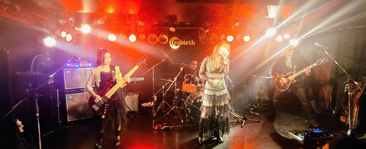 daisukepride's tweet photo. そして 普段はプリプリトリビュートのジュリアンハニーで活動されてるyayoさんご夫妻のバンドも応援しました👏それを見守るプリバンドのレジェンドの図も✨
Vocalのエマさんも感情爆発で本当に良かった👏
その名は
#EMAGINATION https://t.co/bQdG6PgIMU