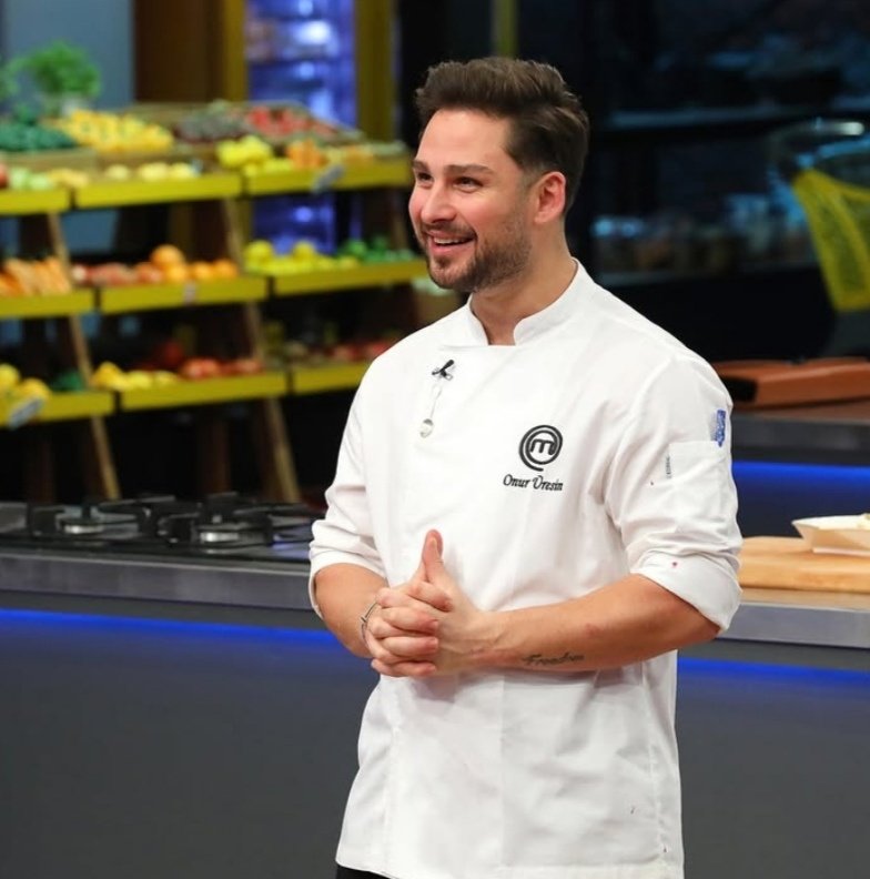 Masterchef_z's tweet photo. Bilmem fark edebiliyor musunuz ama arada büyük bir duruş farkı var. Kerem'in duruşunda bile şampiyonluk kumaşı var #MasterchefTürkiye #Masterchefturkiye https://t.co/lsj2Vus6Ar
