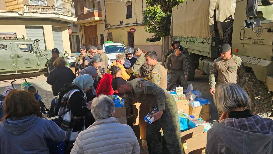 FUTER_ET's tweet photo. Efectivos de #BRIPAC #DIVSM desplegados en #Valencia, trabajan en tareas de retirada de escombros y enseres y en la distribución de productos básicos.
Su labor en #Massanassa y #Paiporta es clave para devolver la normalidad.
#Paracaidistas
#BrigadaParacaidista
#SomostuEjercito https://t.co/kzkz7clYlt