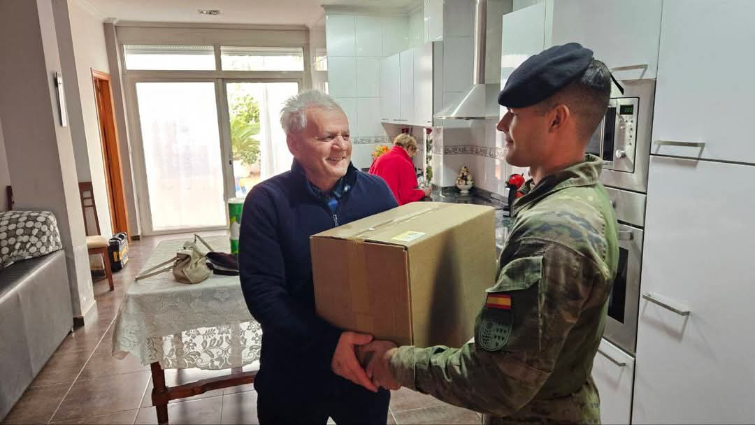 FUTER_ET's tweet photo. Efectivos de #BRIPAC #DIVSM desplegados en #Valencia, trabajan en tareas de retirada de escombros y enseres y en la distribución de productos básicos.
Su labor en #Massanassa y #Paiporta es clave para devolver la normalidad.
#Paracaidistas
#BrigadaParacaidista
#SomostuEjercito https://t.co/kzkz7clYlt