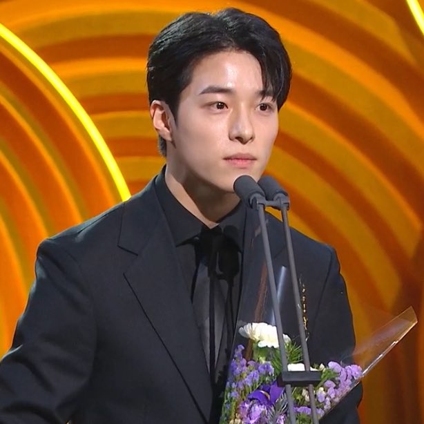 mztdrx's tweet photo. 남다름오예주 둘이청춘물하나찍어줫으면진짜소원이없겟네 https://t.co/JQjAKGFuvS
