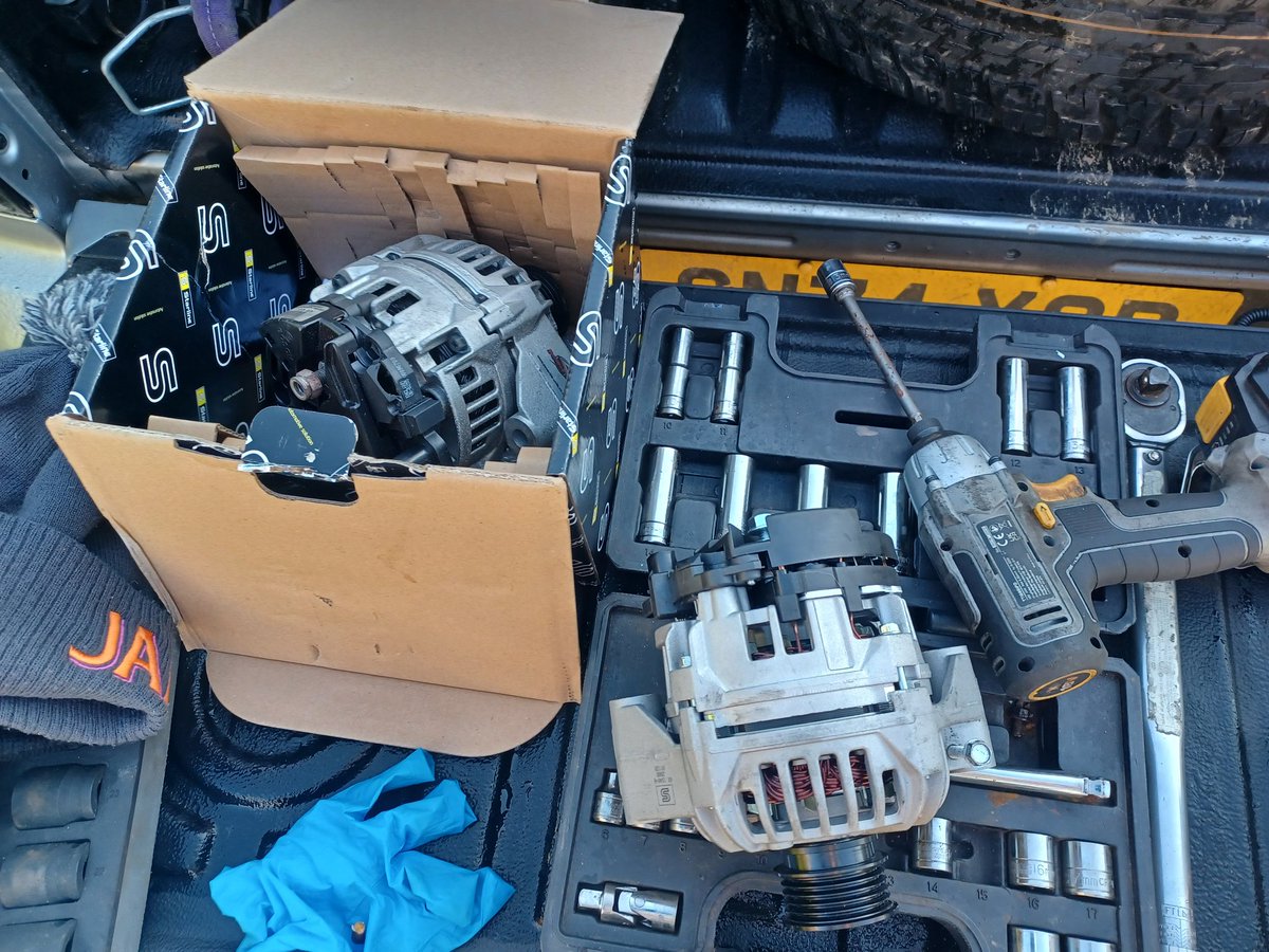 MattTakeThree's tweet image. (4)

Month old Bosch recon alternator out. Father sourced off bay.

New cheapo from #eurocarparts