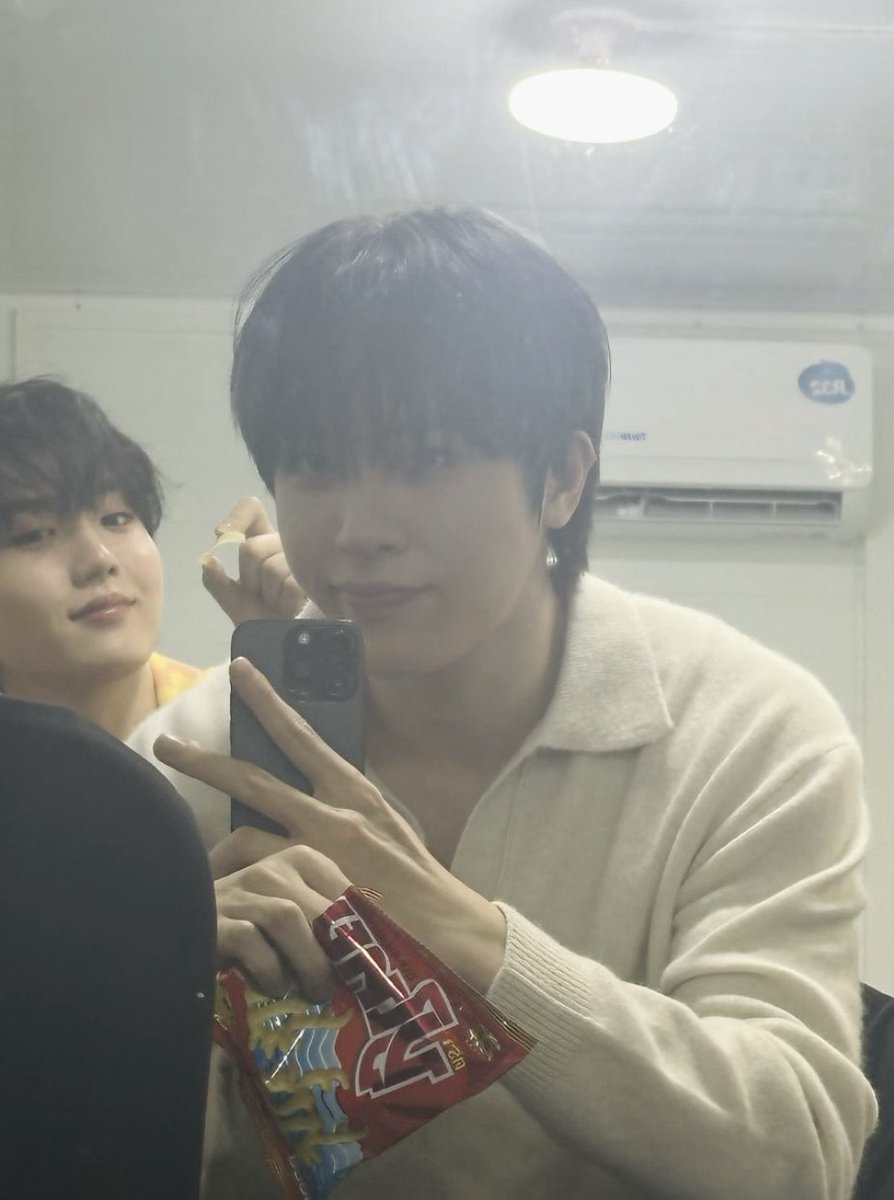 sjhfilters's tweet image. Junghwan created a moment 🥹🤍 #소정환