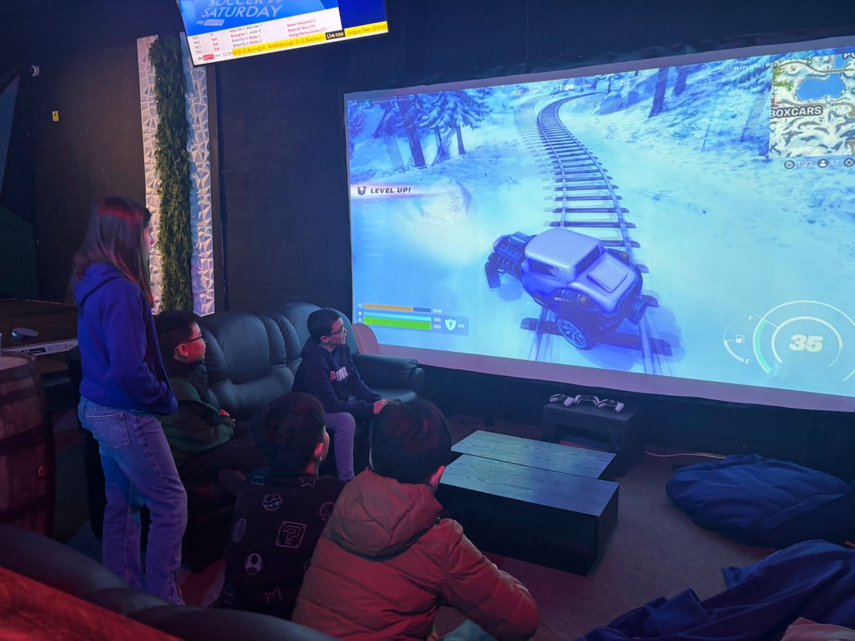 Handcross Park tweet media