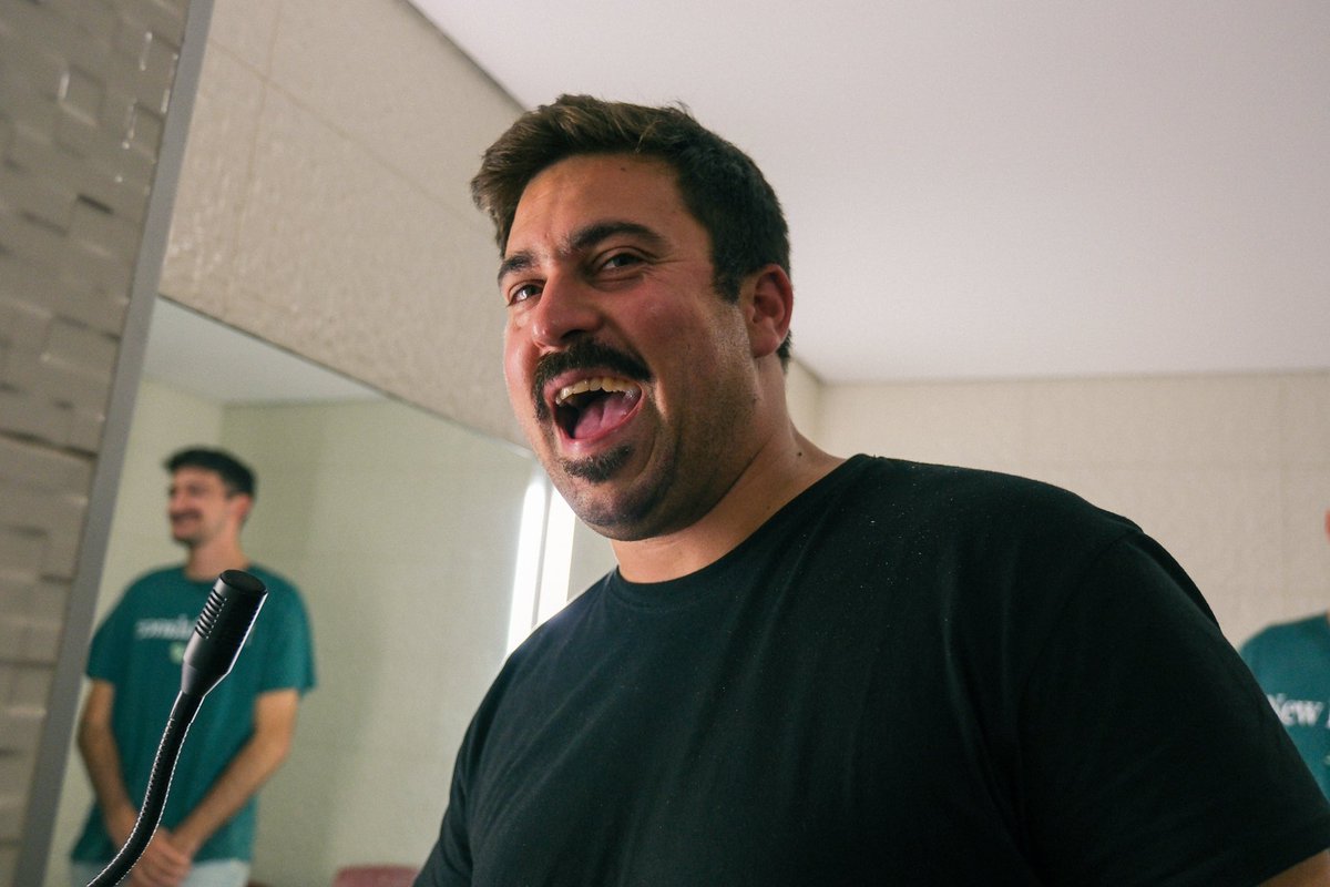 Esta semana arranco de novo com o meu primeiro solo ‘Falha Minha’, dia 14 no Porto e dia 16 em Lisboa, ainda há bilhetes para o Porto (bilhetes na ticketline).

Obrigado a quem já veio ver, a quem vai ver e a quem inventou as chamuças, essa merda é fantástica.