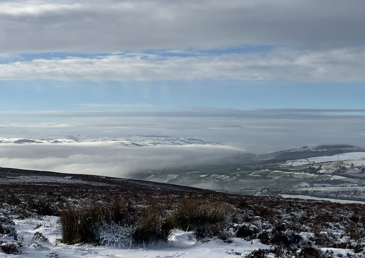 AliJHaines's tweet photo. Stunning views this morning from atop the icy Long Mynd. Photos my own. #Shropshire https://t.co/ArihHFJEyJ