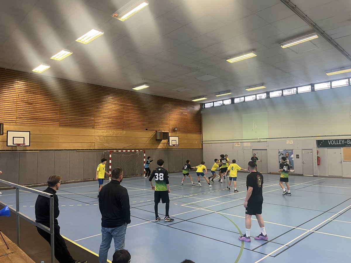AugustinREY's tweet photo. Au gymnase de La Louvière pour assister au match de #Rambouillet Handball contre Plaisir U15 🤾 

Belle 1ère mi-temps des verts 🟢⚪️ 
On continue !!! https://t.co/GMr7W0BYgi
