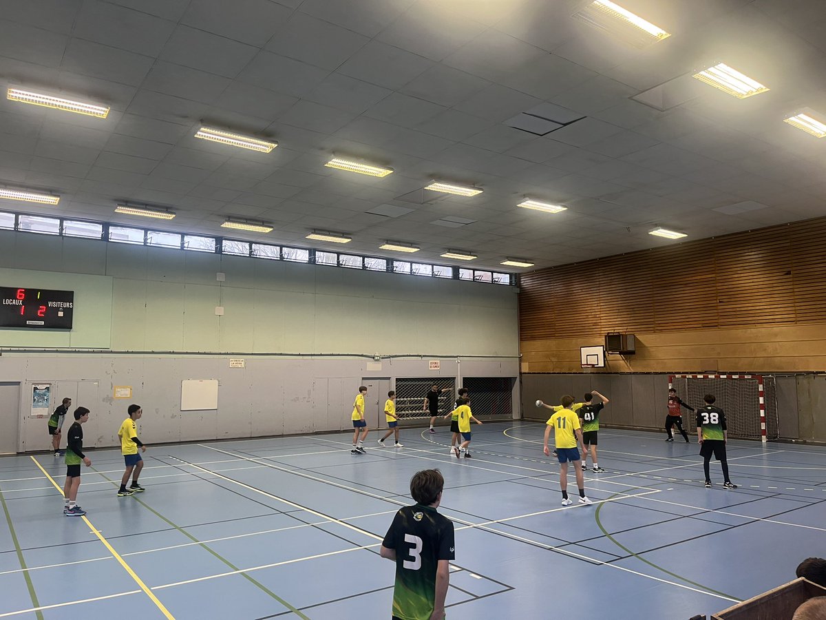 AugustinREY's tweet photo. Au gymnase de La Louvière pour assister au match de #Rambouillet Handball contre Plaisir U15 🤾 

Belle 1ère mi-temps des verts 🟢⚪️ 
On continue !!! https://t.co/GMr7W0BYgi
