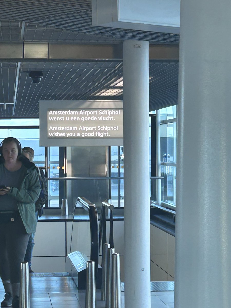 slinkybox's tweet image. HELP ME I BOARDED THE WRONG PLANE I WAS SUPPOSED TO GO BACK HOME BUT IM IN AMSTERDAM