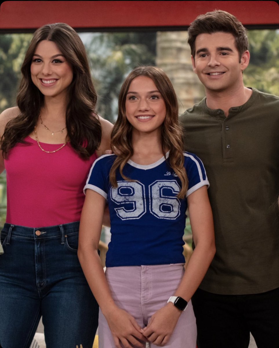 Surprise! TONIGHT catch the full first episode of The Thundermans: Undercover at 7:30pm on @nickelodeon 

as a sneak peek before the official two-episode premiere on 1/22 ⚡️

hope it makes you smile 🤍
