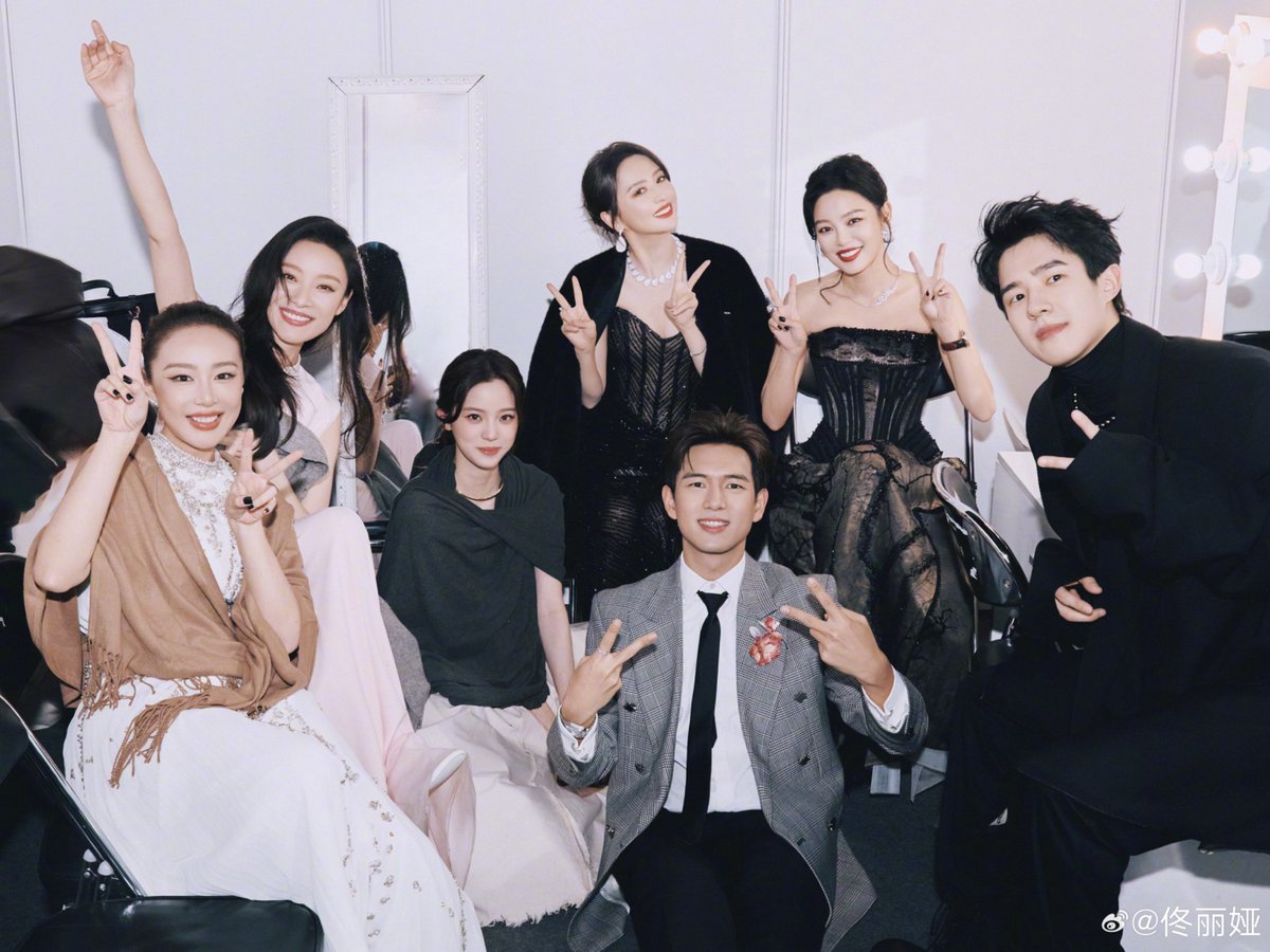 dramapotatoe's tweet photo. #TongLiya shares snaps from backstage at 2024 Weibo Night with Gao Ye, Ni Ni, Ouyang Nana, Li Xian, Xin Zhilei and Liu Haoran https://t.co/ljWwO7aeug