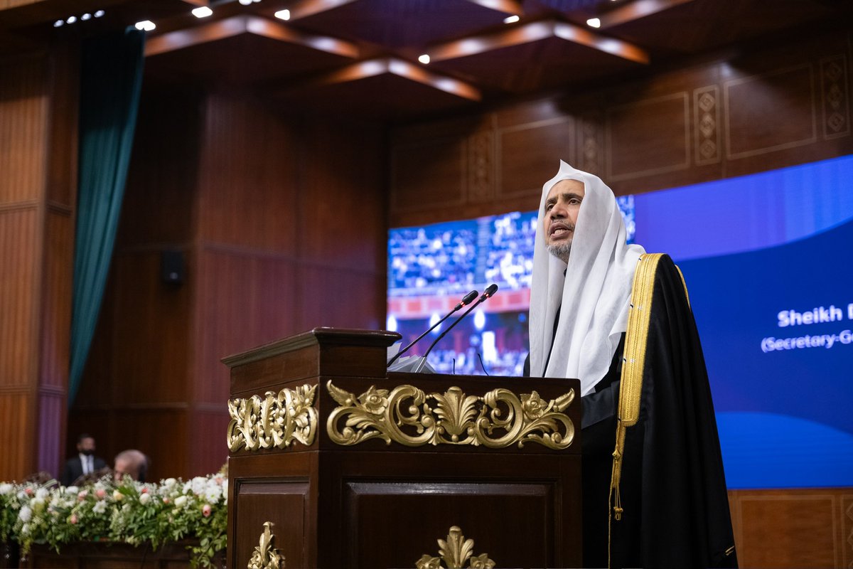 MWLOrg's tweet photo. 3
معالي الأمين العام، رئيس هيئة علماء المسلمين، فضيلة الشيخ د. #محمد_العيسى @MhmdAlissa
خلال إطلاق #مبادرة_تعليم_الفتيات في المجتمعات المسلمة من العاصمة الباكستانية "إسلام آباد":
 تحريم الحلال أشد إثماً من تحليل الحرام، ولا يظن المتحفظ أن ذمته برأت بالاستعجال بالتحريم والرفض .. وفي هذا الشأن هناك من يمانع من تطبيب الرجل للمرأة على حين يمنعها من دراسة الطب .. لذا نقول: ما سلك أحد مسلكاً ضيق فيه على الناس سعة الشرع وسماحتَهُ إلا وقع في مثل هذه المزالق وأكثر منها.