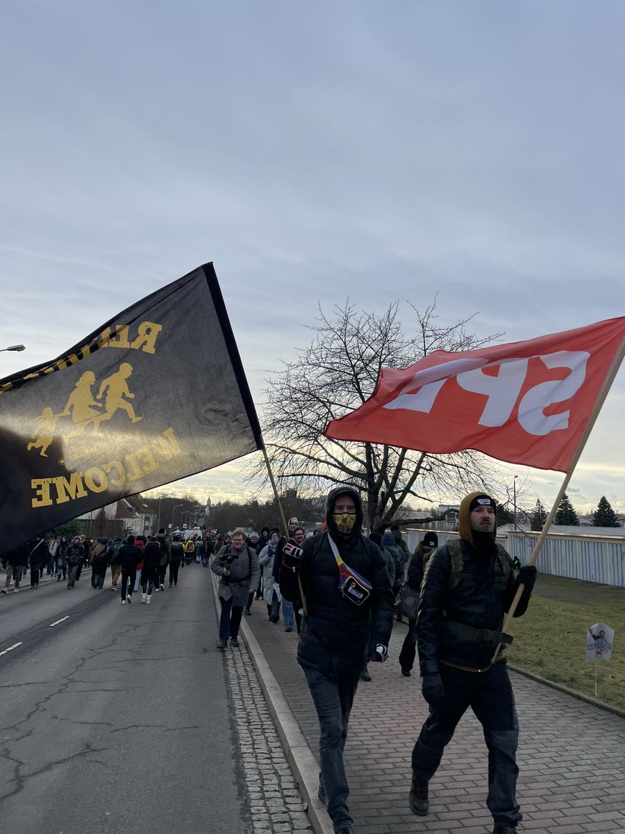 Eindrücke aus #Riesa. Die Aktivisten des Bündnisses #Widersetzen verzögerten mit ihren Blockaden den Start des #AfDBundesparteitag2025 erheblich.