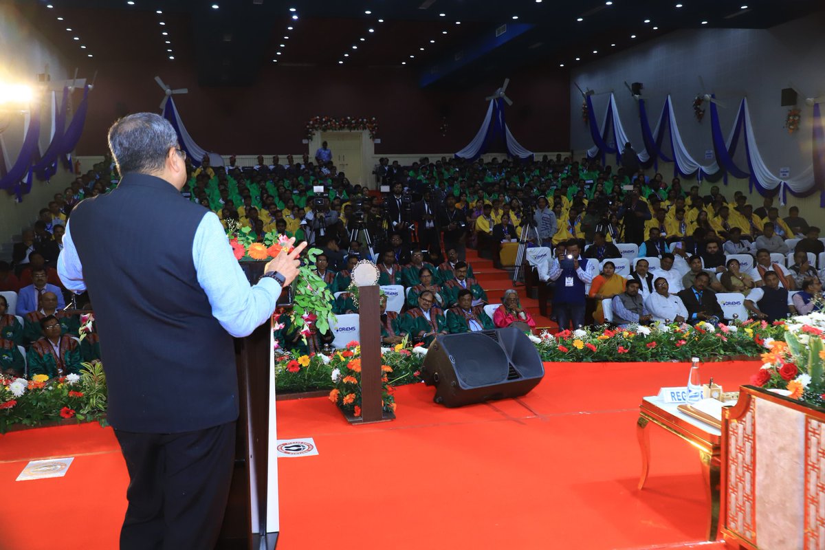 dpradhanbjp's tweet photo. ଡ୍ରିମ୍ସ କ୍ରମାଗତଃ ଭାବରେ ବିଶ୍ୱ ସ୍ତରର ଛାତ୍ରଛାତ୍ରୀଙ୍କୁ ତିଆରି କରିବାର ପରମ୍ପରା  ଆରମ୍ଭ କଲାଣି । ଗ୍ରାମାଞ୍ଚଳର ବଣମଲ୍ଲିଙ୍କୁ ଲୋକଲୋଚନକୁ ଆଣିବା ଦିଗରେ ଏହି ବିଶ୍ୱବିଦ୍ୟାଳୟ ଯେଉଁ ଉଦ୍ୟମ ଜାରି ରଖିଛି, ତାହା ବେଶ୍ ପ୍ରଶଂସନୀୟ । ବୌଦ୍ଧିକ ବିଚାର ଉତ୍ପନ୍ନ ମାଟିରେ ଅବସ୍ଥାପିତ ଡ୍ରିମ୍ସ ଶତାବ୍ଦୀ ଶତାବ୍ଦୀ ଧରି ମାନବ ସମସ୍ୟାର ସମାଧାନ ବାହାର କରିବ, ଏହା ମୋର ପୂର୍ଣ୍ଣ ବିଶ୍ୱାସ । ଆଜି ସମାବର୍ତ୍ତନ ସମାରୋହରେ ସମ୍ମାନସୂଚକ ଉପାଧି ଏବଂ ପିଏଚଡି ଉପାଧି ଗ୍ରହଣ କରିଥିବା ବିଦ୍ୟାର୍ଥୀଙ୍କୁ ଅଭିନନ୍ଦନ ଜଣାଉଛି  ।