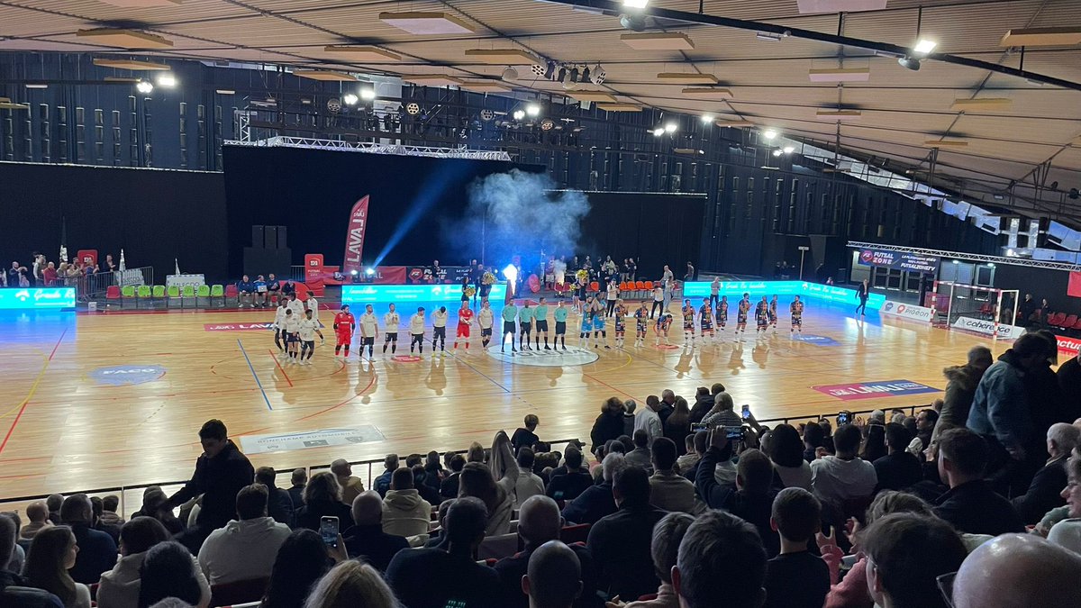 FlorianBercault's tweet photo. 🙌 Ça y est !

@Laval_la_Ville a une salle homologuée pour accueillir son équipe phare en première division.

Très heureux de soutenir l’@ELFC_officiel et les clubs de haut niveau de @LavalAgglo.

🔥Chaude ambiance contre @nmfFutsal à la salle polyvalente ! https://t.co/oFsYPVu9an