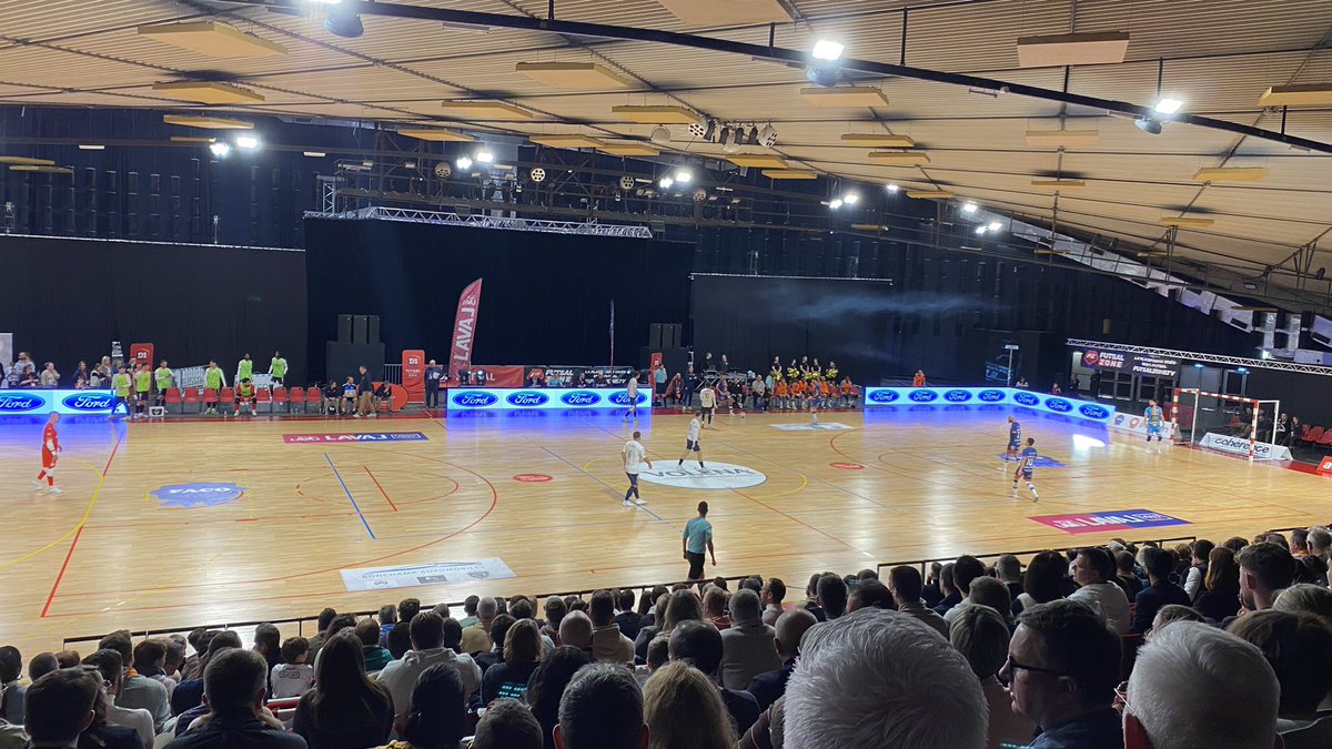 FlorianBercault's tweet photo. 🙌 Ça y est !

@Laval_la_Ville a une salle homologuée pour accueillir son équipe phare en première division.

Très heureux de soutenir l’@ELFC_officiel et les clubs de haut niveau de @LavalAgglo.

🔥Chaude ambiance contre @nmfFutsal à la salle polyvalente ! https://t.co/oFsYPVu9an