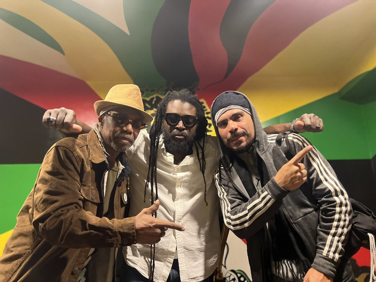 We just vibing backstage before showtime…

#lionsound #jubbawhite #nattycongocrew at #souldreadmexico 

Dancehall roots, soundsystem vibe. 
Thank you Mexico City!

#reggae #dancehall #music #soundsystem