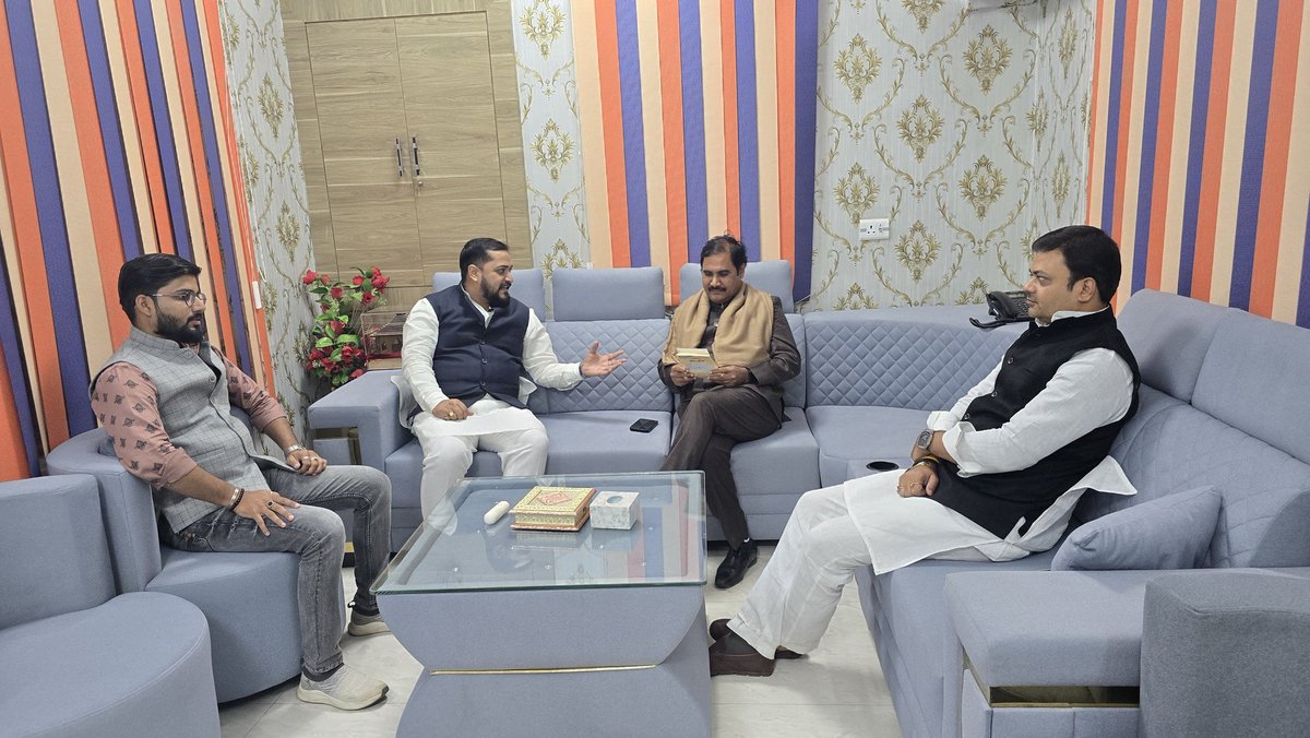 amitranumla's tweet photo. बिहार सरकार माननीय मंत्री श्री जनक राम जी को आगामी 14 जनवरी को बिहार प्रदेश कार्यालय में आयोजित दही-चूड़ा के भोज हेतु आमंत्रण दिया। 
इस दौरान पार्टी के प्रदेश उपाध्यक्ष श्री संजय सिंह जी एवं सोशल मीडिया संयोजक गौरव सोनी जी मौजूद रहें। 
@iChiragPaswan @LJP4India https://t.co/2OuFfw6wVh