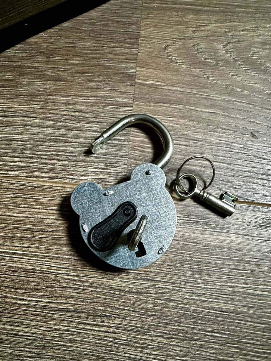 Cyrille230's tweet photo. 🩶🖤🩶 Le FTH 2493 est un modèle incontournable assurant une résistance renforcée. Il est doté d’un mécanisme à gorge, ainsi que de clés à gorge difficile à reproduire. Usage en intérieur et extérieur. #HTF1920 #artisanatfrancais #serrurerie @sampleo_france 🩶🖤🩶 https://t.co/P5IjKaVQXN